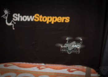 [ CES2018 ] AEE SELFLY 推出一款空拍機與手機殼結合的產品 - 電腦王阿達