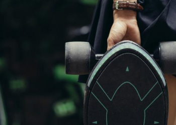 能背著走的智慧滑板 SPECTRA ，讓你通勤更輕鬆