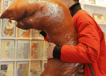 過年如何送禮? 就你了巨大豬蹄抱枕?原來美食獵人是真的