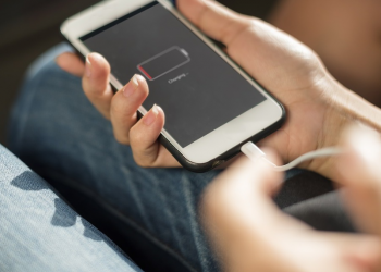 邊洗澡邊充電又玩手機 ，12歲少女遭活活電死