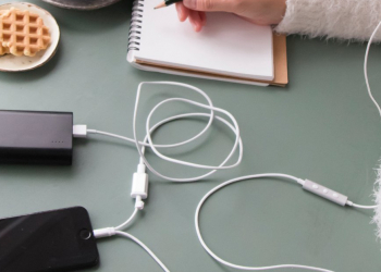 想用 iPhone 聽音樂同時也可充電？ Cheero 推出 2-in-1  平價 Lightning 耳機