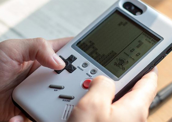 iPhone 專用 Wanle Case 背蓋內含 10 款遊戲，手機翻身就變 Game Boy