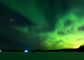 一起透過 8K 360 度視野觀看「月蝕＋極光」的極致美景吧！