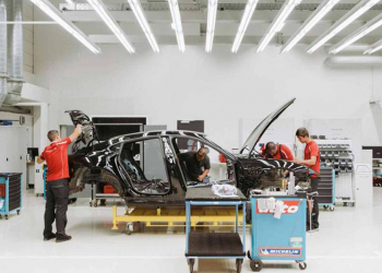 Porsche 釋出電動車 Porsche Mission E 實車組裝照，預計 2019 年正式推出