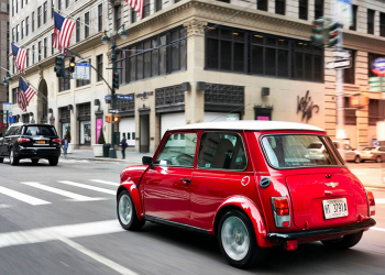 MINI 展示一部 MINI Electric 電動車版本的 1959 MINI Cooper