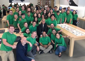 422 世界地球日 即將到來，Apple Store 員工換上綠色新制服