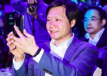 雷軍疑似配戴最新小米手環 3 間諜照現身 螢幕變更大 - 電腦王阿達