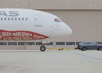 Tesla Model X 輕鬆拖動重達 130 噸的波音 787 夢幻客機