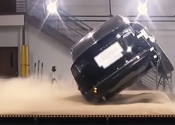 莫名療癒（？）的 Tesla Model X 翻滾安全測試 影片出爐