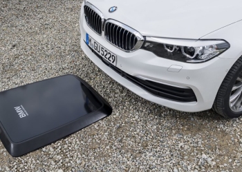 BMW 無線充電系統 於德國正式上市，充電就像手機一樣簡單