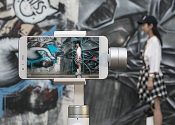 物美價實的 米家手持手機雲台 開賣，三軸穩定四種模式順手拍大片