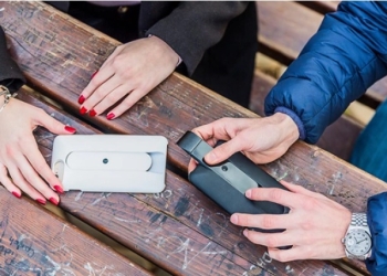 Evo GoCam 結合獨立拍照鏡頭的保護殼 讓你自拍、合照更容易 - 電腦王阿達