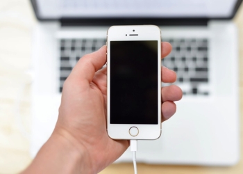 趣事分享 外媒：一位 Apple 員工告訴我 我的 iPhone 充電方式一直都是錯的 - 電腦王阿達