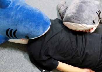 體驗被海洋生物吞下的舒眠感 鯊魚睡袋 趣味商品預購中