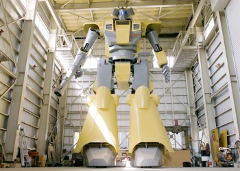 日本工程師打造全球最大 真人全操作機器人