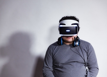 日本網友玩了 5 個月 VR 遊戲 視力獲得大幅改善，不再需要戴眼鏡 - 電腦王阿達