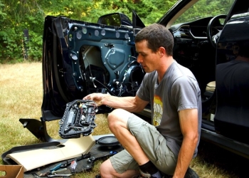 國外特斯拉車主自己動手維修，發現裡面跟樂高積木一樣簡單 - 電腦王阿達