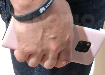 疑似 Huawei Mate 20 實機照 IFA 2018 意外曝光，採用方格排列三鏡頭