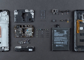 小米 POCOPHONE F1 ( POCO F1 )  拆機難度低，一支螺絲起子搞定