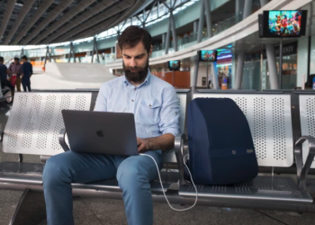 Lumzag 史上最智慧的後背包！內建全球上網卡、GPS、鏡頭、無線充電、警示提醒功能等 - 電腦王阿達