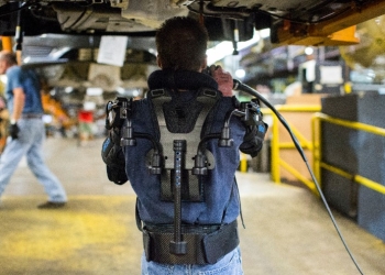 福特為汽車裝配工人披上鋼鐵裝 EksoVest