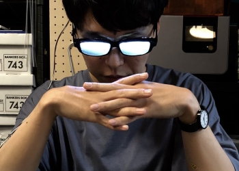 日本網友 DIY自製動漫常出現的發光眼鏡