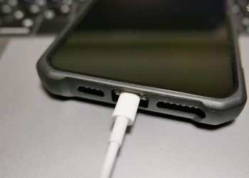 Apple iPhone XS / XS Max 驚傳充電 Bug ：插上充電線無法自動開始充電（實測結果：確實會發生）