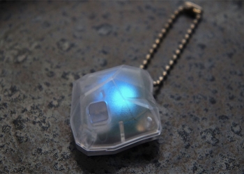 日本廠商推出「 Baketan 靈石 」鬼魂探測器，據稱可感應超自然靈體