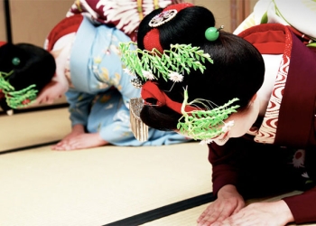 京都祇園 遊客不守規矩影響居民，製發攝影禮儀小手冊供民眾參考