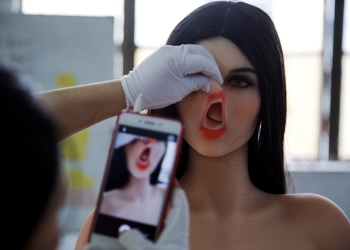 中國製性愛娃娃，也想搭上 AI 大浪潮