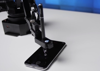 iPhone XS Max 和 Samsung Galaxy Note 9 續航力 比拼，超公平、用機器人來操作