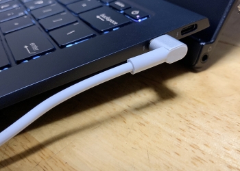 ELECJET 磁吸快充電源線 開箱動手玩： L 型轉角設計更安全，一線多用途超方便！