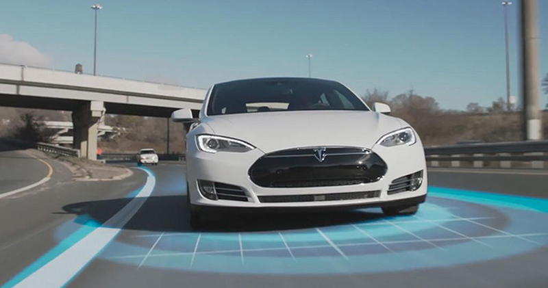 極度仰賴 Tesla 召喚功能才能停進狹窄車位的車主，因更新 Bug 問題導致長時間無法用車 - 電腦王阿達