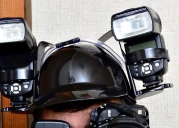 日本網友土炮打造 免手持閃光燈架 ，雙手不夠用就連頭一起用