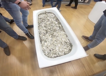 俄羅斯 惡作劇：帶了裝滿零錢的浴缸，只為了買 iPhone XS