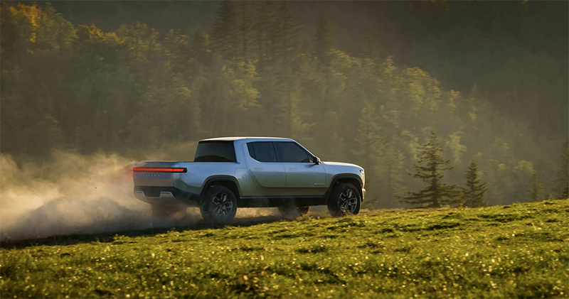 Rivian 炫耀了一下自己的純電貨卡可原地「坦克迴轉」