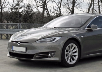 特斯拉自動駕駛發威？車主酒駕睡死車照開，加州警追 11 公里