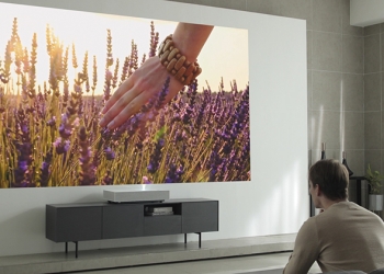 LG 二代超短焦  4K 投影機 ，不到 6 公分即可投影 90 吋畫面！