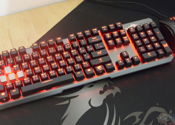 msi VIGOR GK60 電競鍵盤、CLUTCH GM50 電競滑鼠、AGILITY GD70 滑鼠墊，新玩具開箱啦！