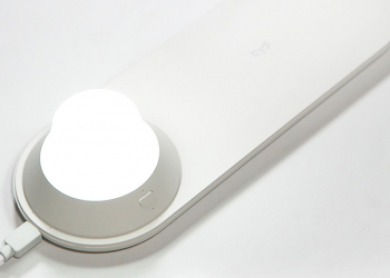 小米 Yeelight 無線充電夜燈 推出 ，磁吸式夜燈＋無線充電板二合一設計