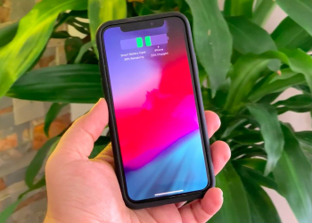 Apple iPhone XS/XS Max/XR 聰穎電池護殼 ，外媒測試發現 iPhone X 也能用（但前提是得接受開孔差異）