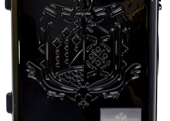 《 魔物獵人：世界 》行李箱 低調刻印「魔物的爪痕」