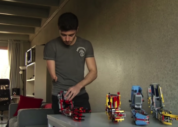 國外 19 歲少年用樂高積木 為他殘缺的右手製作出 機器手臂義肢 - 電腦王阿達