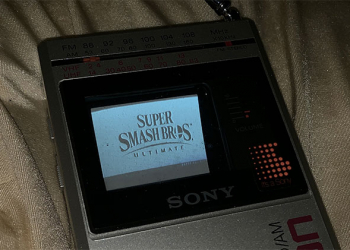 國外玩家用 Sony FD-30A Watchman 掌上電視玩《明星大亂鬥》，挑戰眼力極限