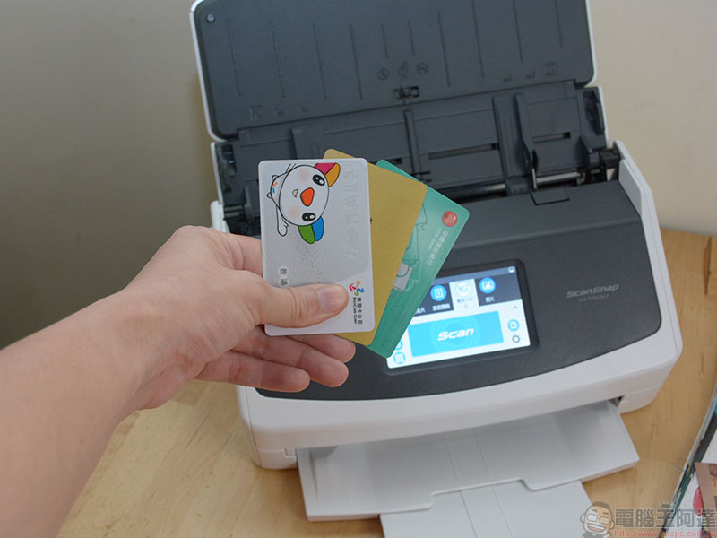 自炊神器 Fujitsu ScanSnap iX1500 掃描器 開箱、實測 ，給你每分鐘 60 面的全方位超快感 - 電腦王阿達