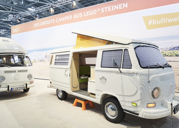 樂高版 Volkswagen T2 露營車 亮相，使用 40 萬個樂高積木組裝原車比例