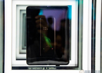 [ MWC 2019 ] 折疊手機 Samsung Galaxy Fold 現場實機動眼看，內折新式轉軸翻轉有如書頁