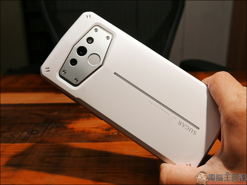 SUGAR F20 旅遊翻譯手機 動手玩， 24H 真人翻譯官、全球8天免費上網、 6,000mAh 超大電量 - 電腦王阿達