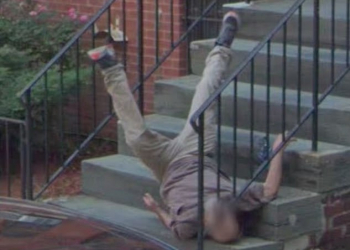 Google Maps 街景捕捉國外男子跌倒瞬間 意外引起熱烈討論（並整理其他好笑畫面） - 電腦王阿達