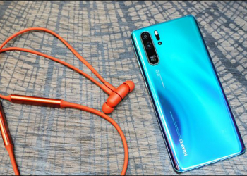 HUAWEI FreeLace 頸掛式無線耳機 發表，插在手機上即可為耳機充電（同場加映：FreeBuds Lite 真無線耳機等周邊配件同步亮相）